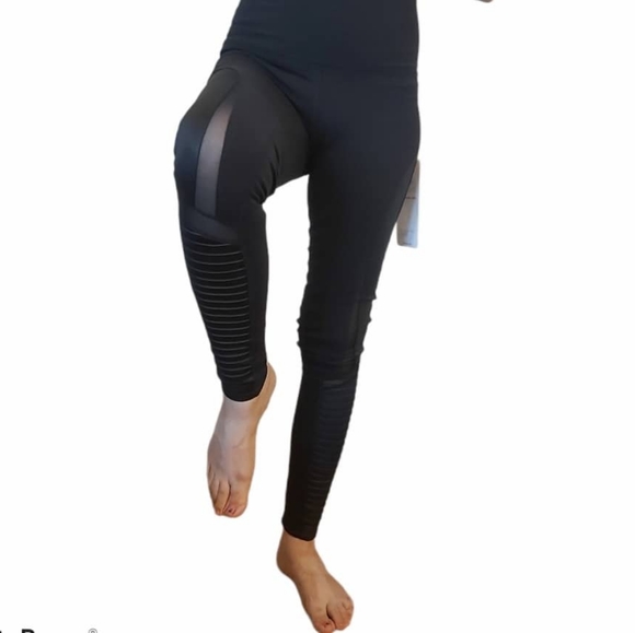 ALO Yoga Terra leggings . Back. - Picture 7 of 12